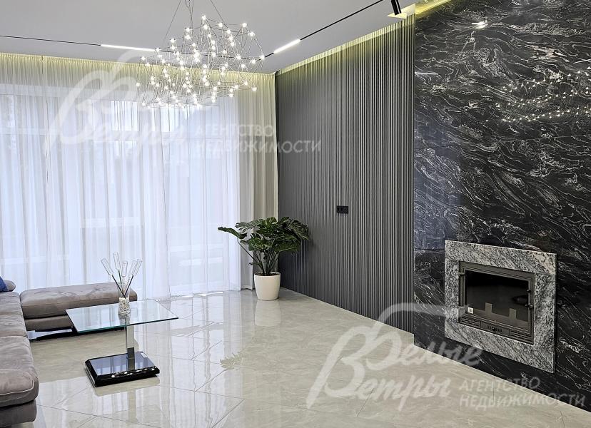 Гостиную украшает дровяной камин с большим порталом, отделанным натуральным мрамором