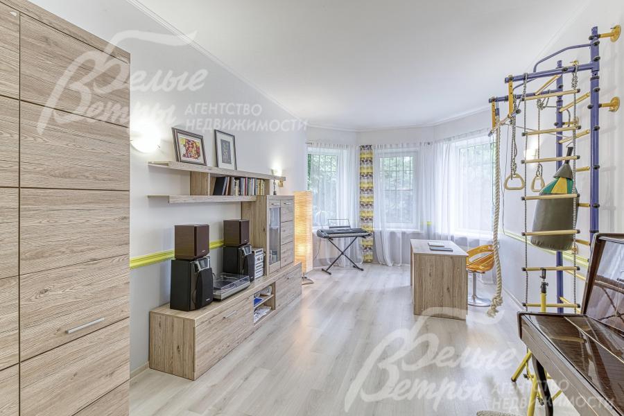 Светлая детская комната (спальня) с эркером и полным комплектом мебели