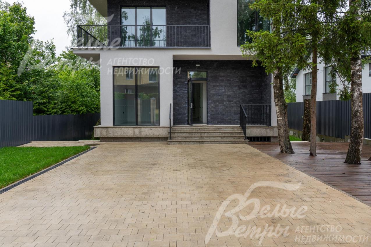 Площадка для автомобилей выложена тротуарной плиткой толщиной 6 см с подогревом водяного типа