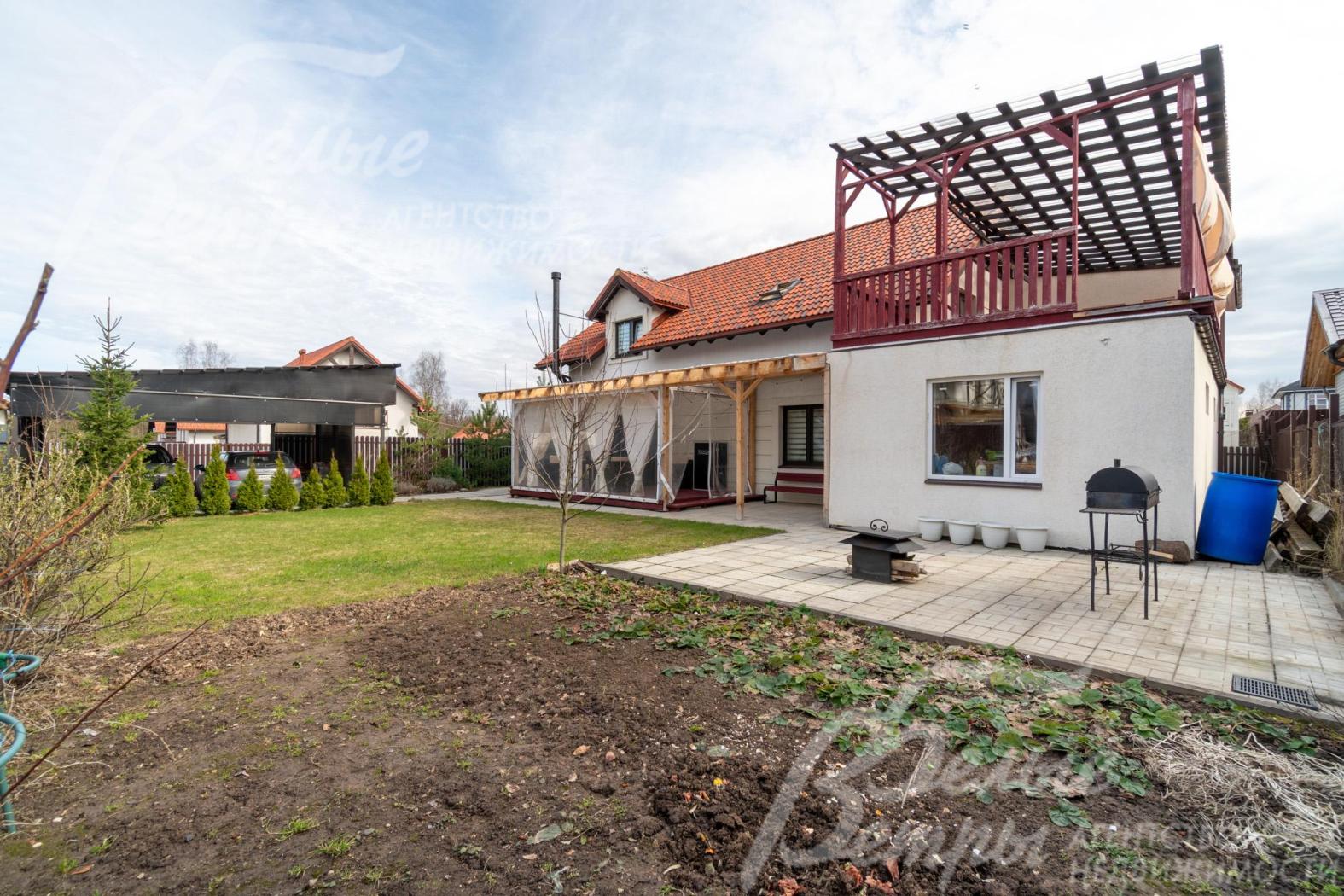 Меблированный дом с привлекательной архитектурой в стиле шале, готовый к проживанию