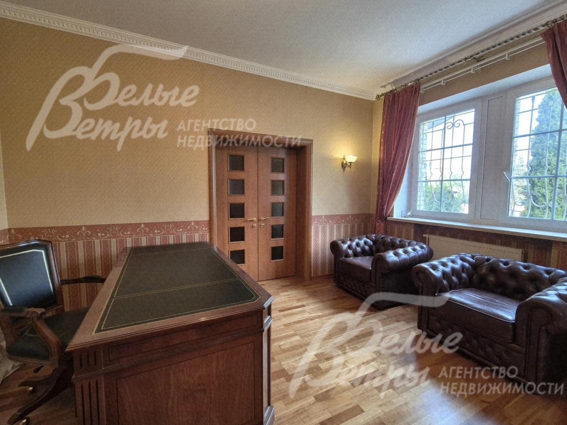 Мебель из массива и натуральной кожи в кабинете