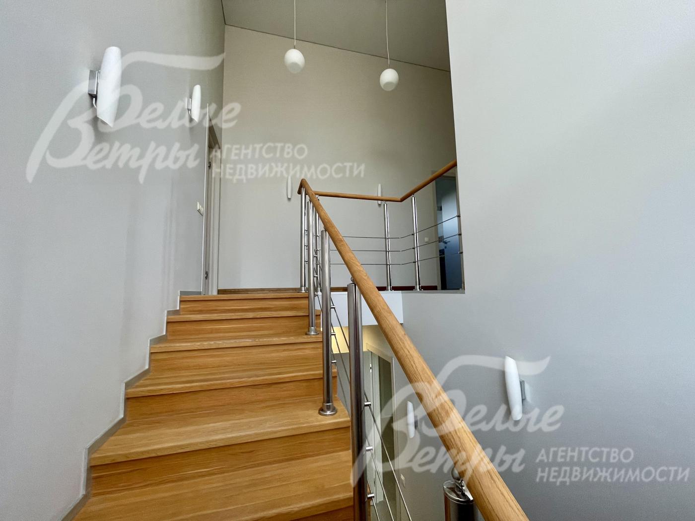 Лестничный марш на металлокаркасе со ступенями из массива дуба