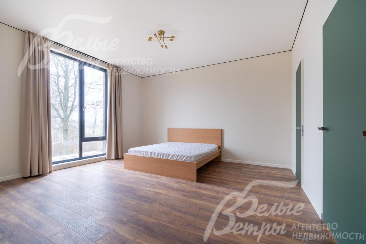 Мастер-спальня на втором этаже с санузлом и гардеробной, установлена кровать