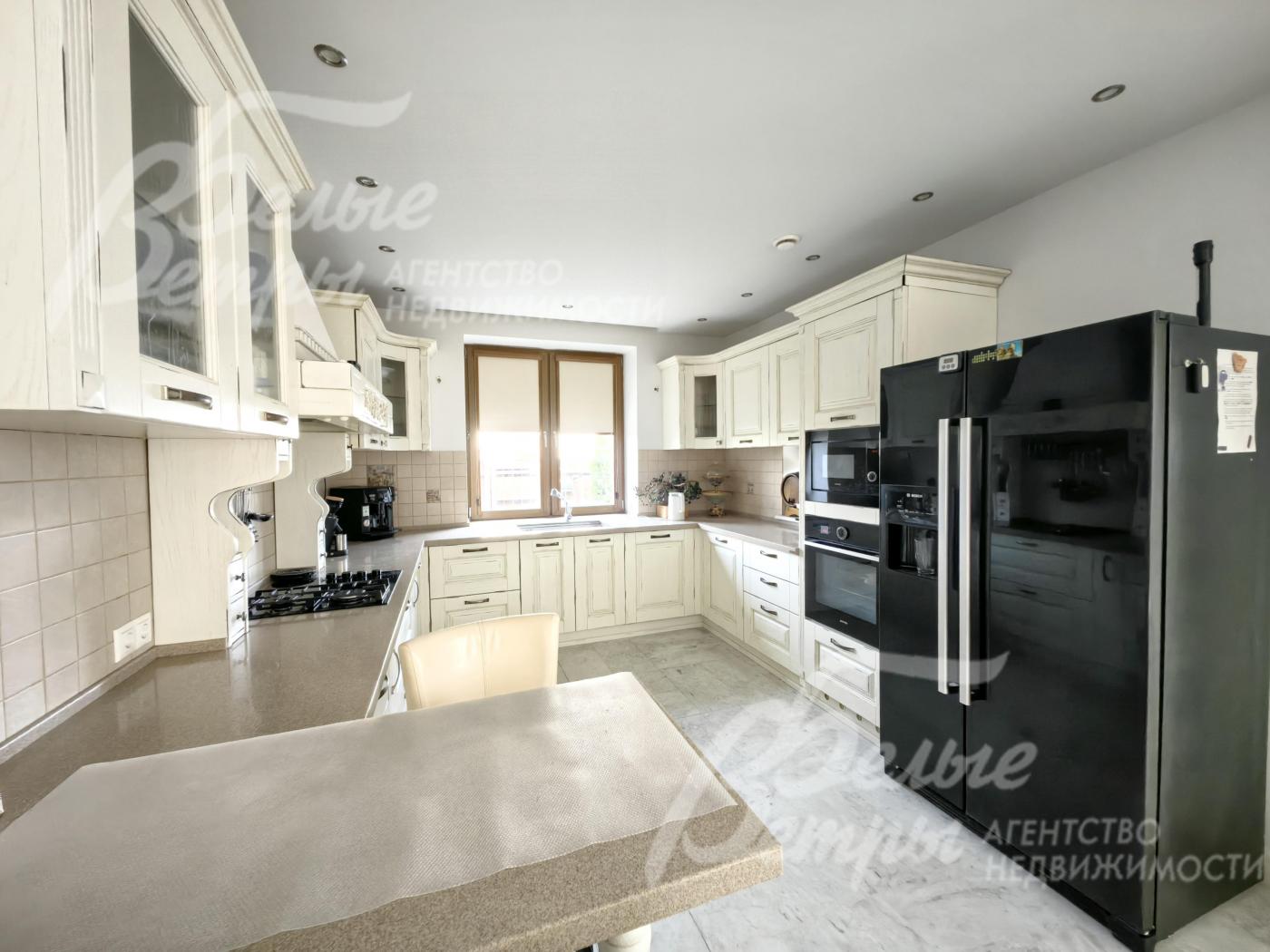 Кухня укомплектована всей техникой премиальных брендов