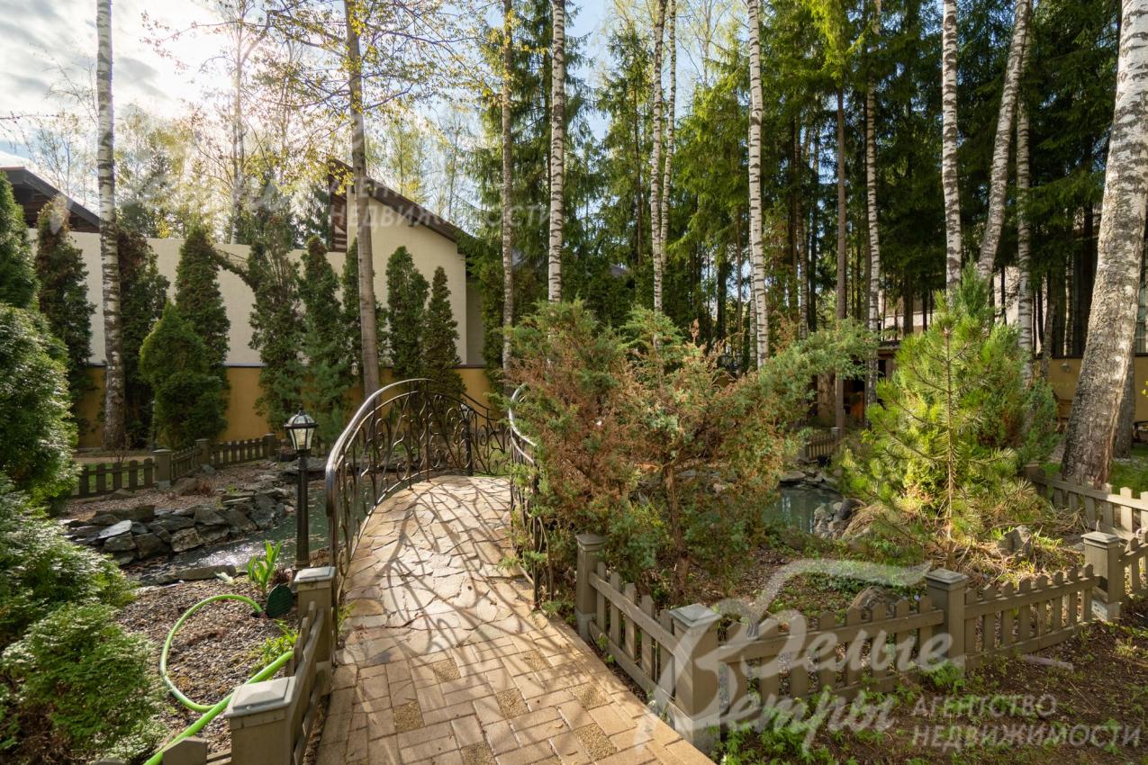 Выполнен дизайнерский ландшафт в стиле «лесного сада» с элегантным и запоминающимся оформлением территории