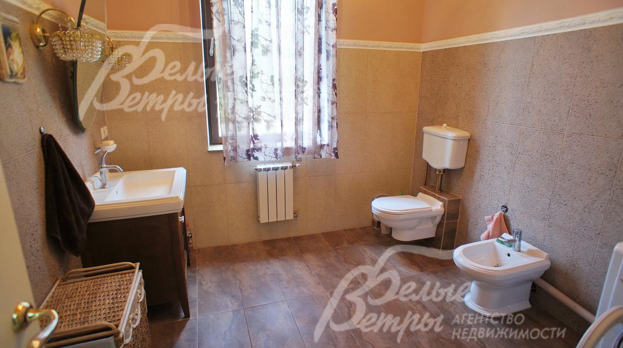 Большой санузел первого этажа. Сантехника бренда "Villeroy Boch". Гипсовый декор. Потолок из лиственницы.