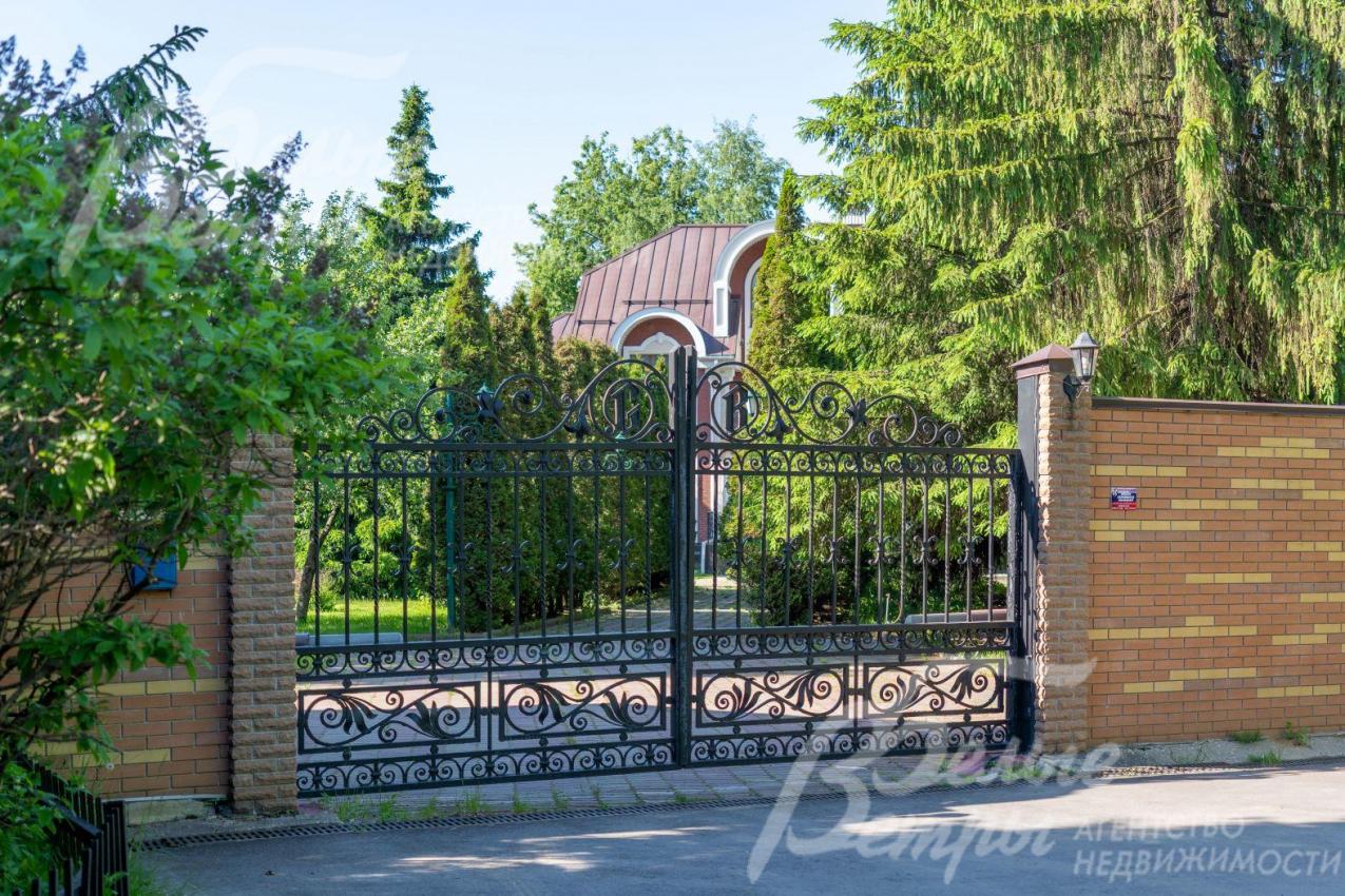Кованые ворота при въезде на участок