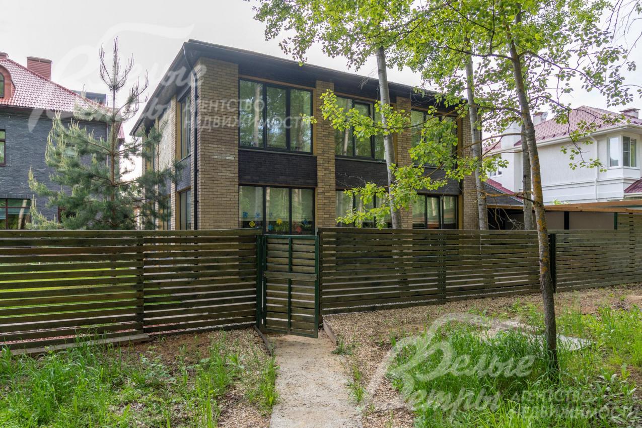 На участке есть собственный выход в лес на благоустроенную территорию