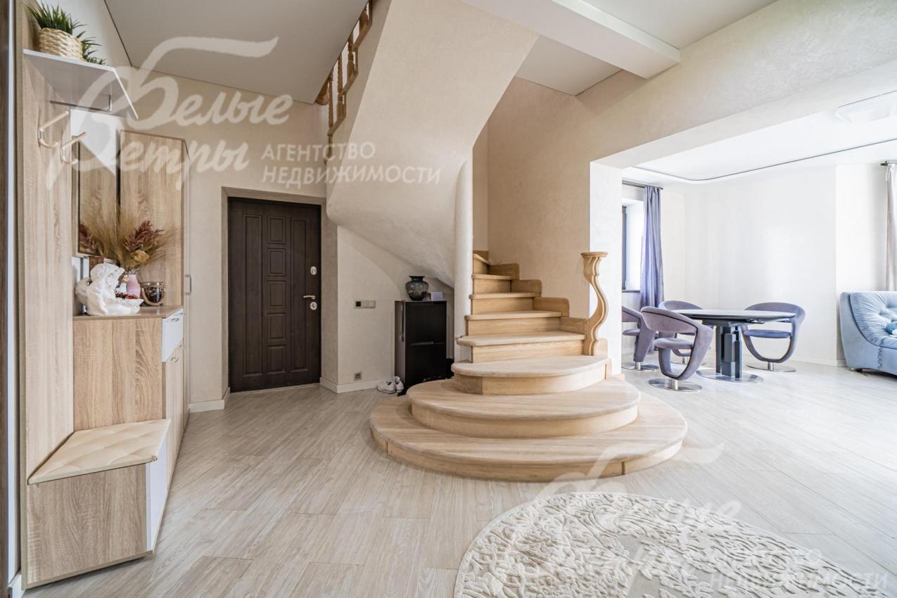 Холл первого этажа