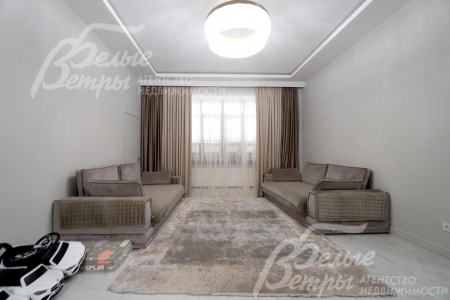 Интерьер дома укомплектован фирменной мебелью российского и итальянского производства, дополнен декором в классическом стиле