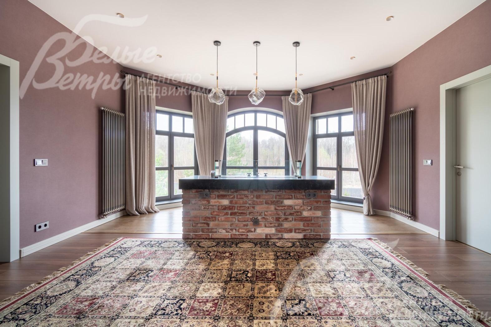 При входе в мастер-блок - впечатляющий салон 30 кв.м с остеклённым эркером и декоративной перегородкой