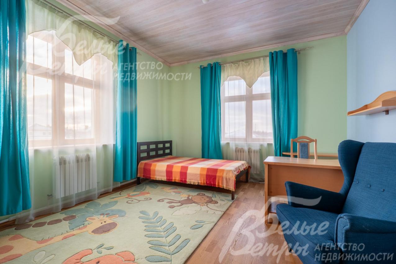 Одна из детских спален на втором этаже с рабочим местом