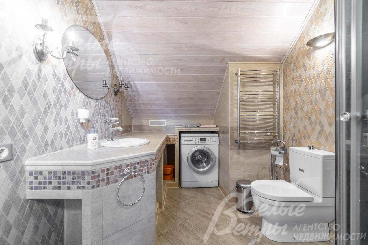 Санузел на 2-м этаже гостевого дома с душевой и стиральной машиной