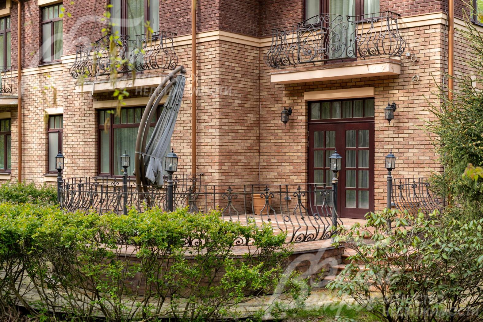 Полукруглая терраса в окружении зелени 