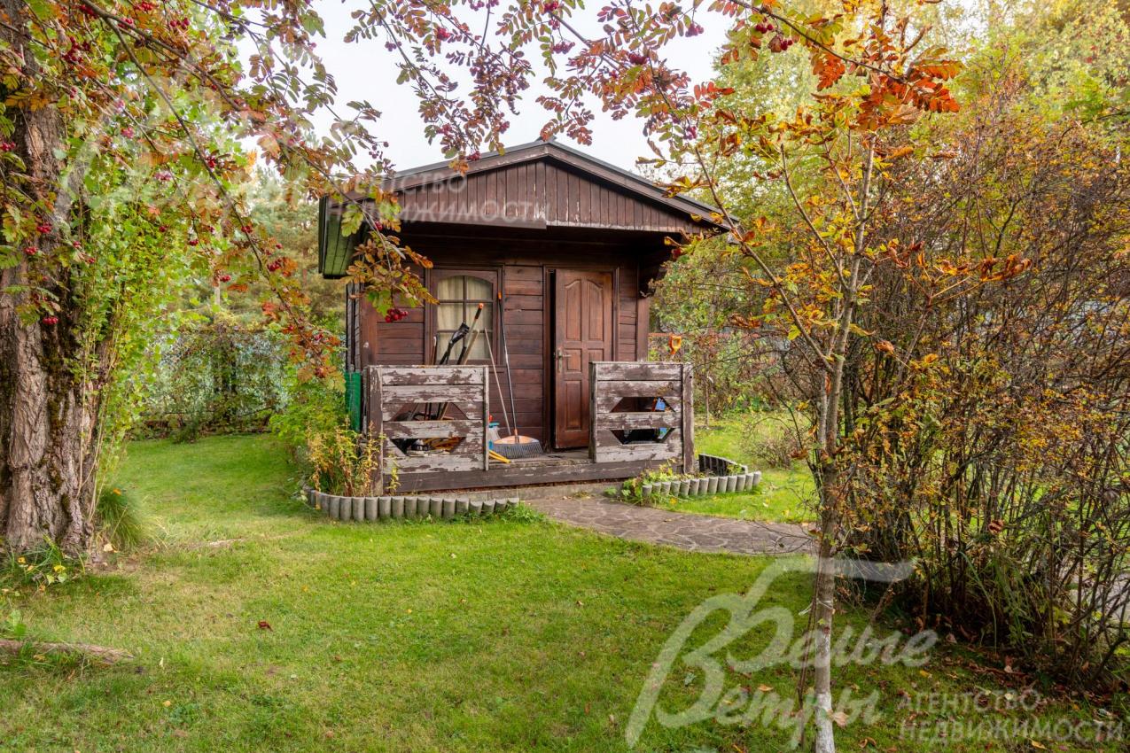 Деревянное хозяйственное строение на участке.