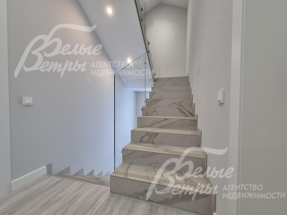 Монолитная лестница со ступенями из керамогранита.