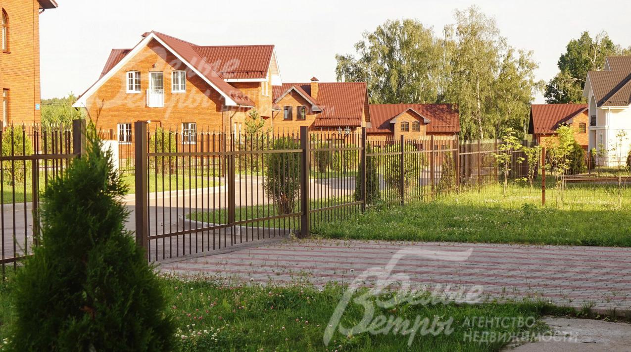 Участок расположен в середине коттеджного поселка на возвышенности