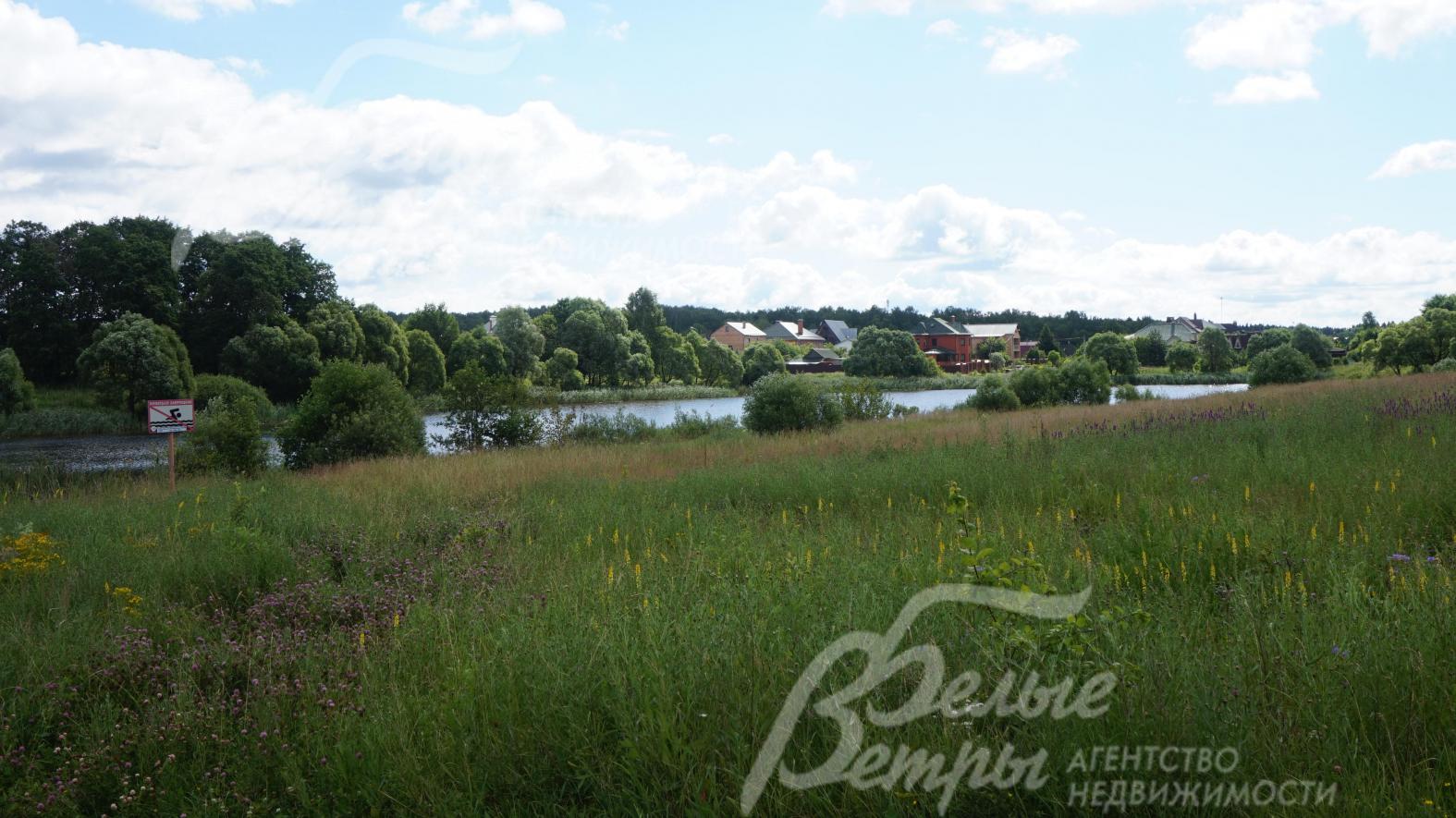 Поблизости природные водоемы: Сатины озера, река Лубянка