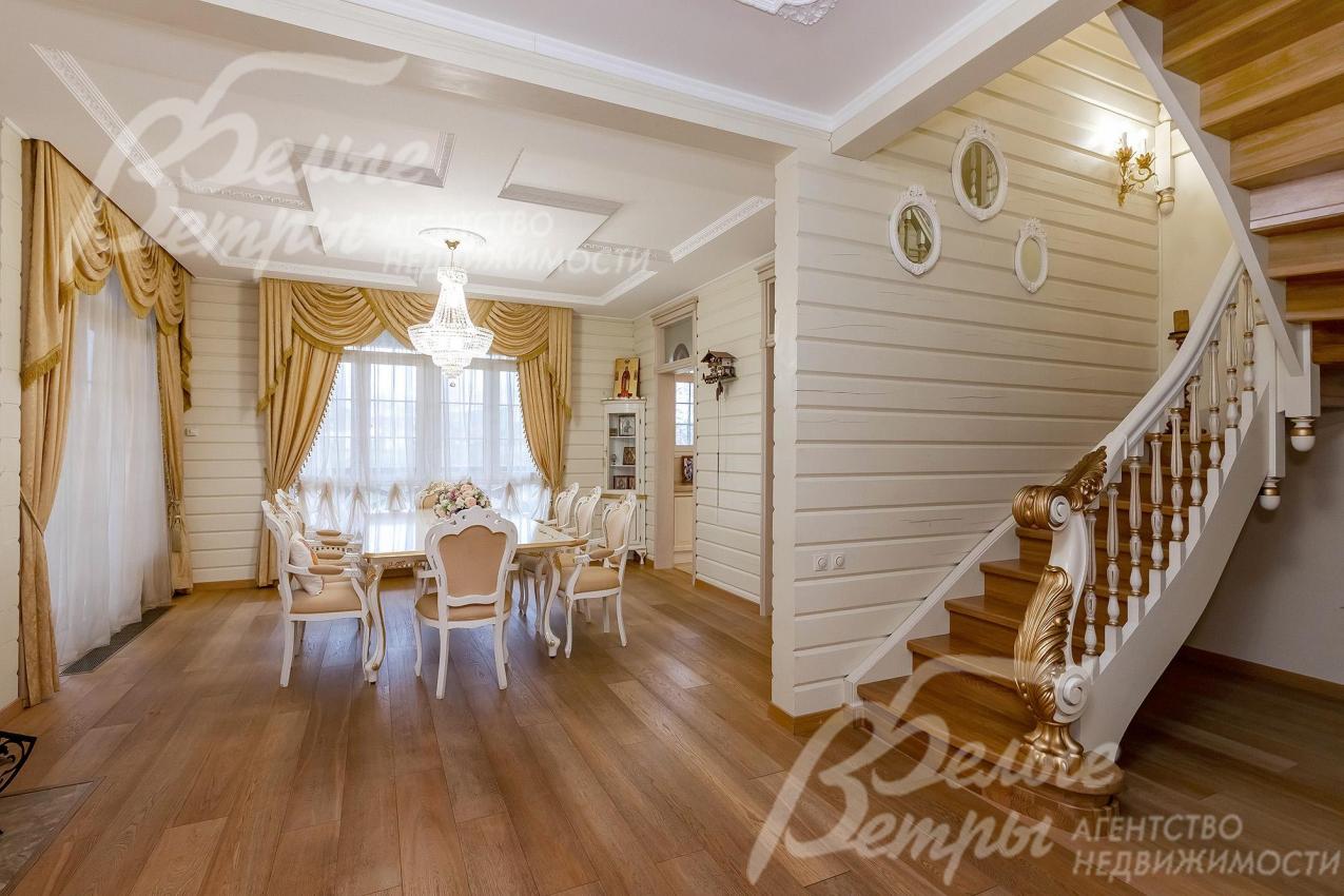 Деревянная лестница из массива стандартной ширины, поручни также из массива покрашены в белый цвет с золотыми декоративными элементами