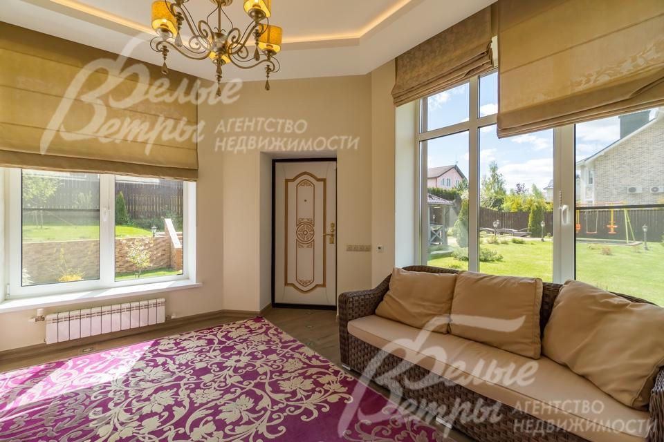 Второй выход их дома на участок