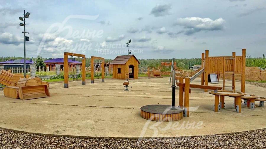 Детские и спортивные площадки в поселке