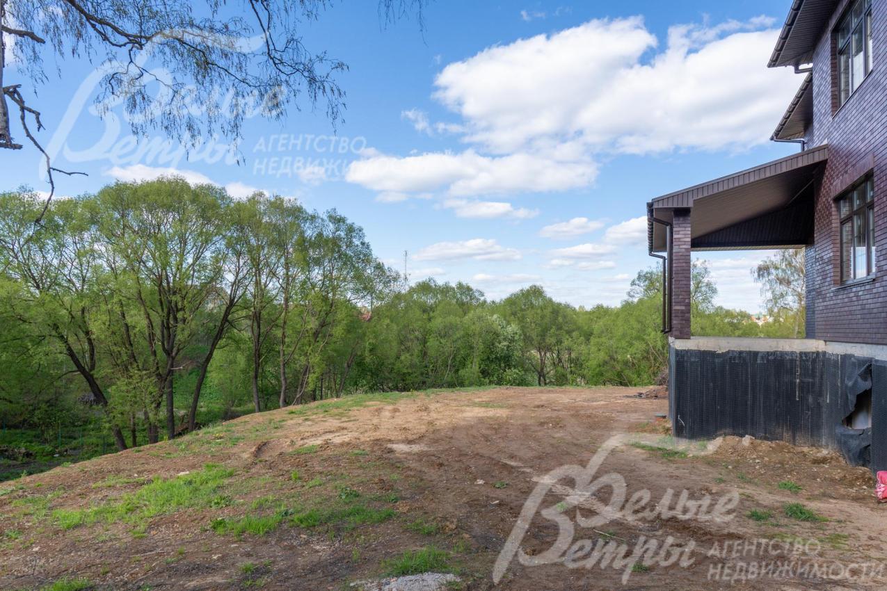 Выход из кухни на крытую веранду и на участок 13 соток