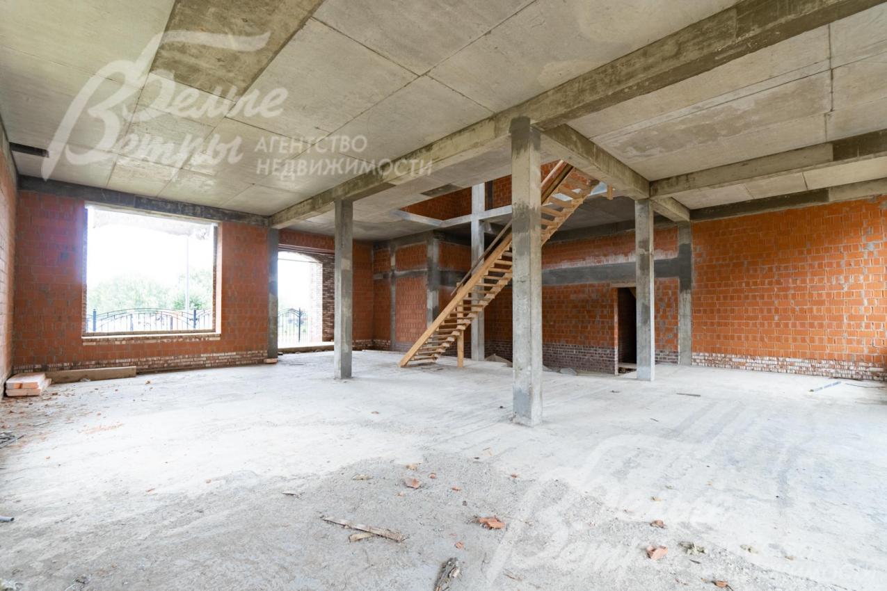 Стены возведены из керамического двойного щелевого блока крупного формата с утеплением