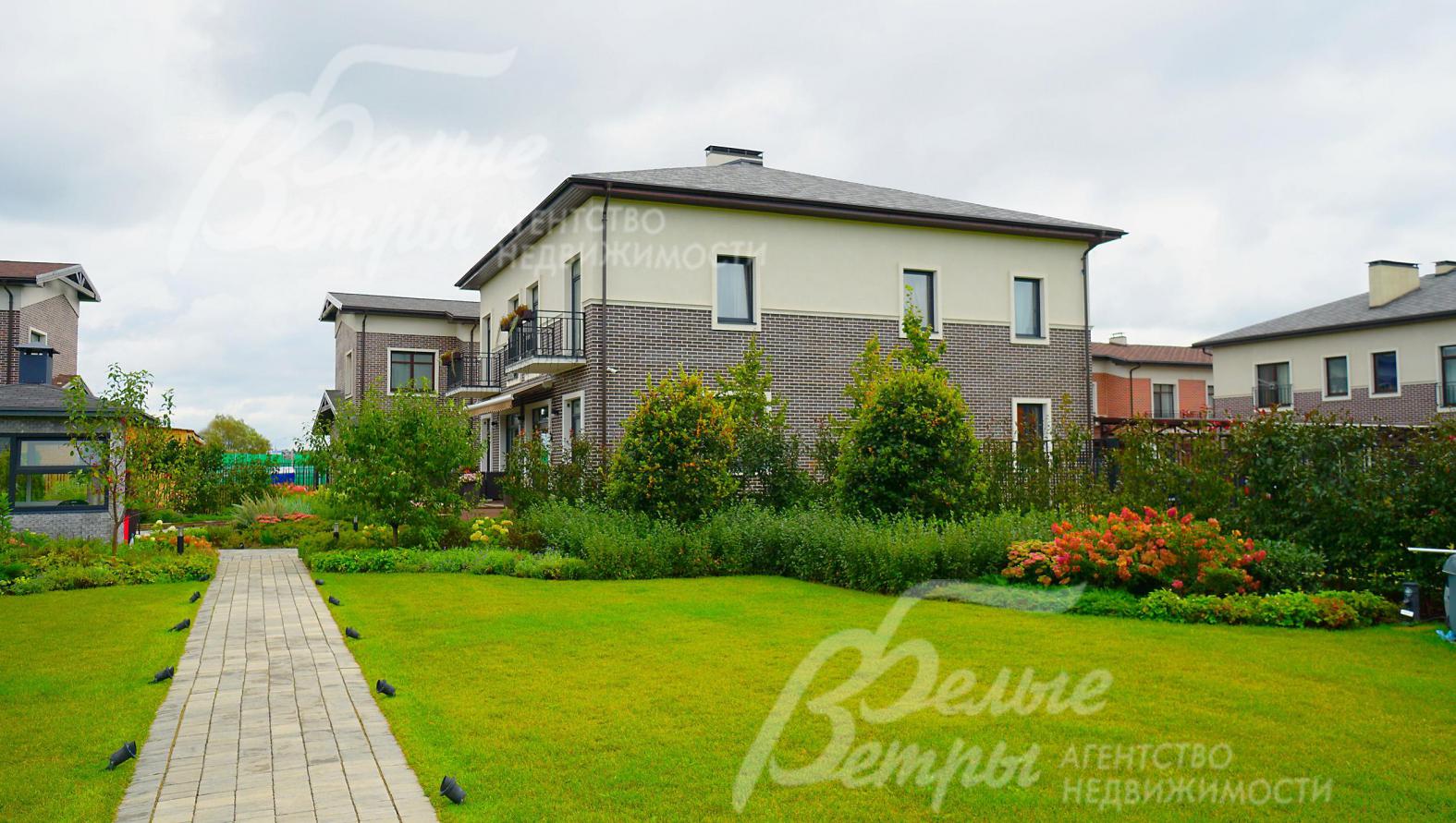 На участке система автоматического полива, освещение дорожек