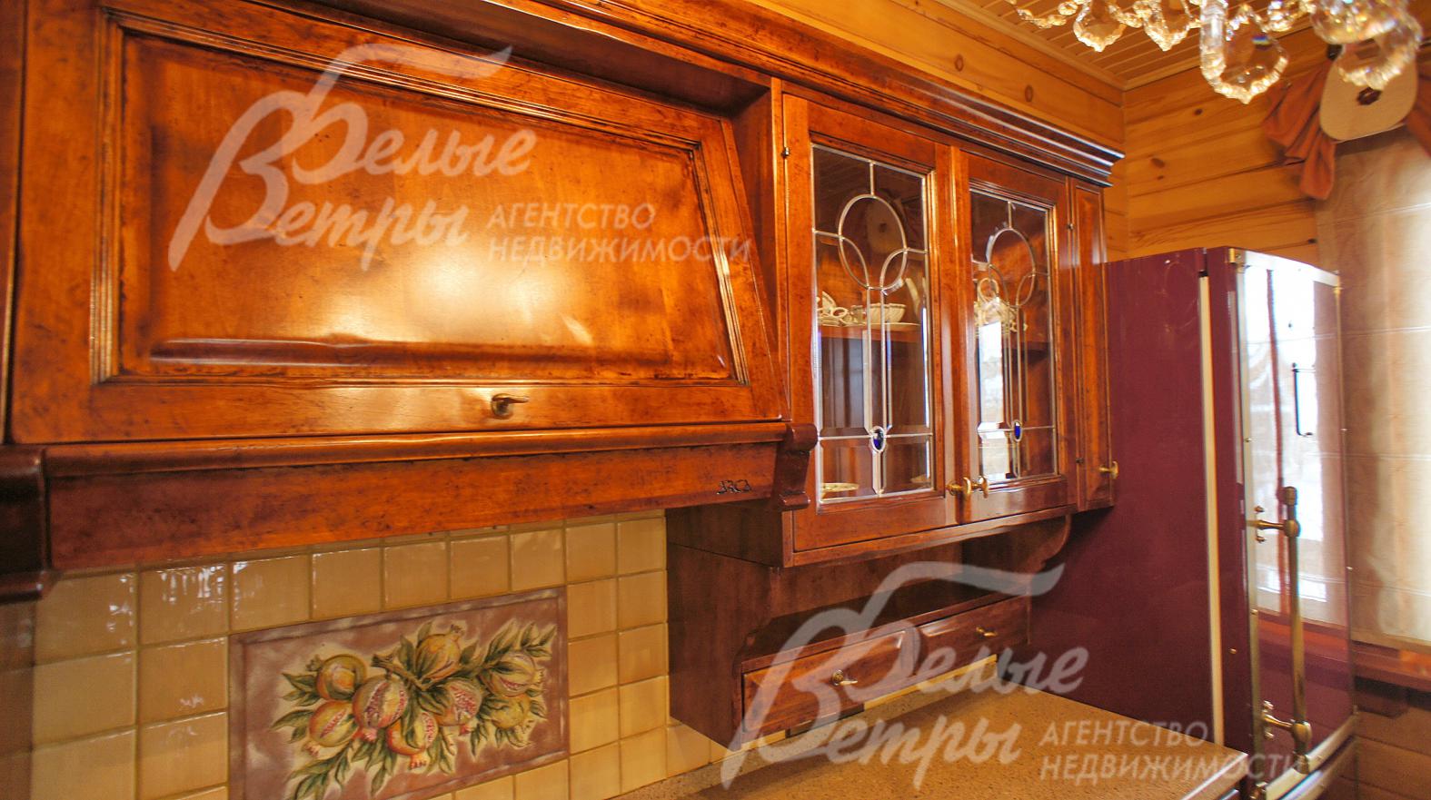 Исключительно красивая кухня ручной работы - немного стилизована под старину 