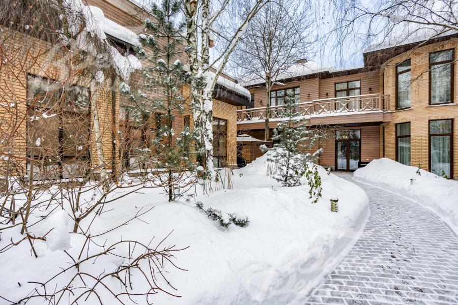 Домовладение, состоящее из основного дома 1240 кв.м и гостевого дома 270 кв.м 