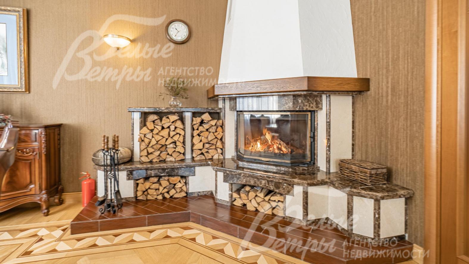 Дровяной камин гильотинного типа, отделанный мрамором