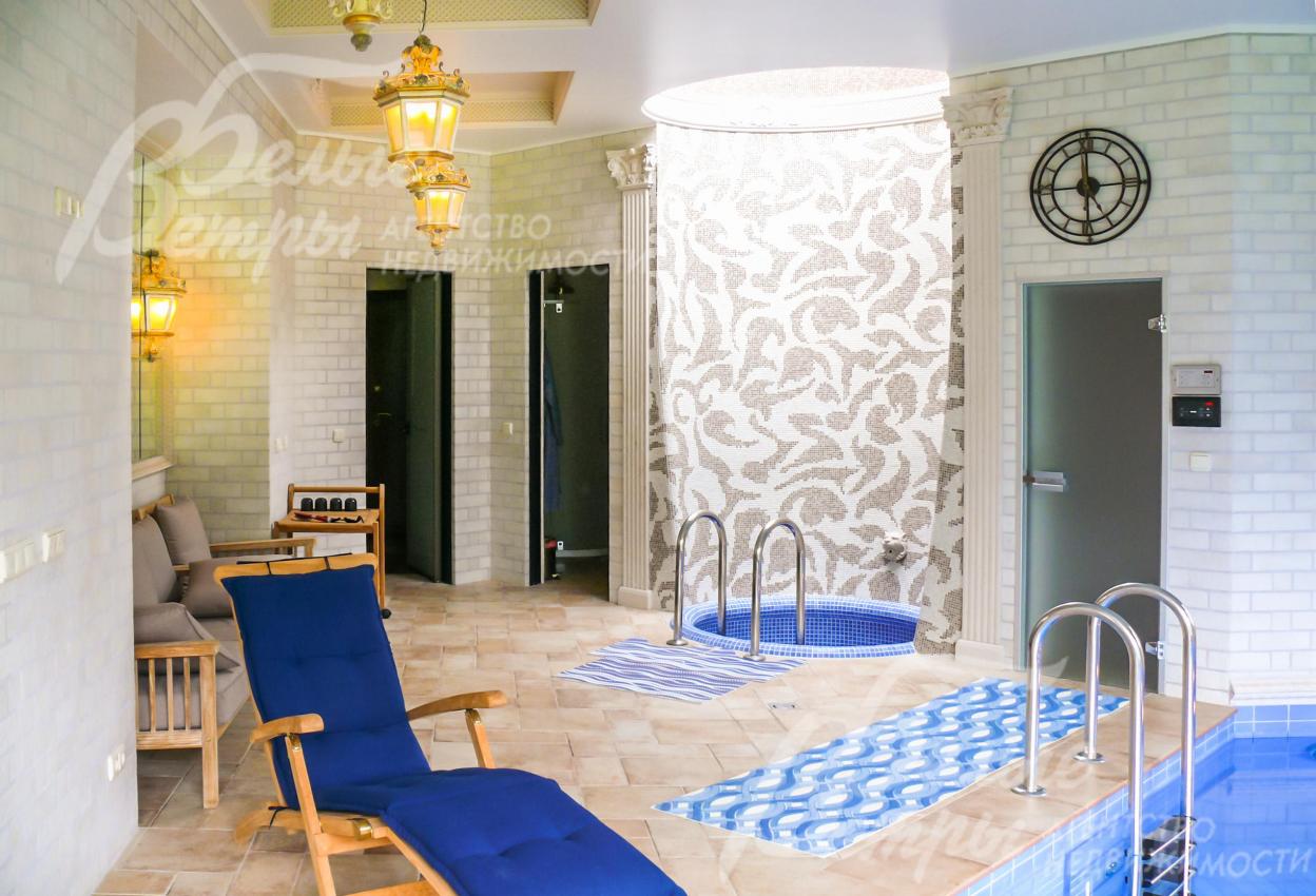 В зоне бассейна, так же есть круглая купель, а над купелью спроектирован  зенитный фонарь, через  который  проникает солнечный свет.В парной установлена дровяная печь Harvia (Финляндия).