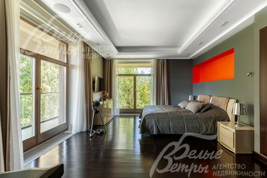 Спальня с балконом