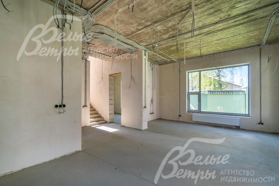 Стены оштукатурены и сделана финишная стяжка пола. 