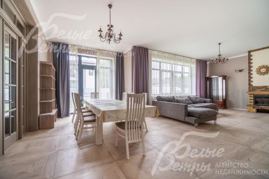 Объединённое пространство столовой и гостиной с панорамным остеклением