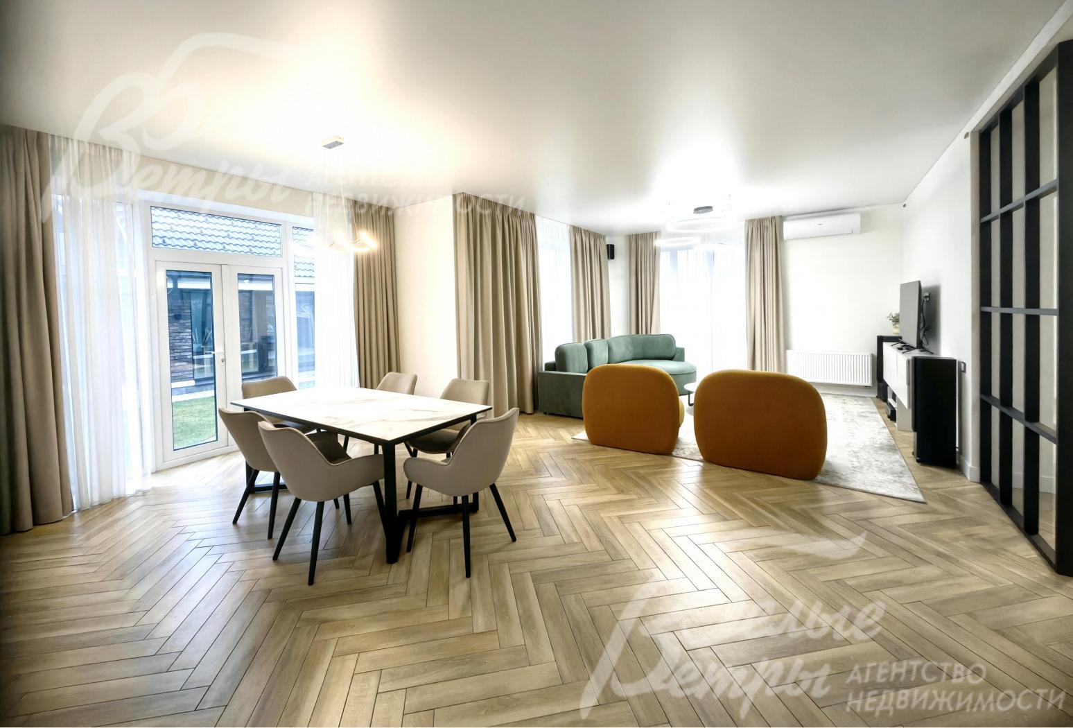 Зона столовой с выходом на участок