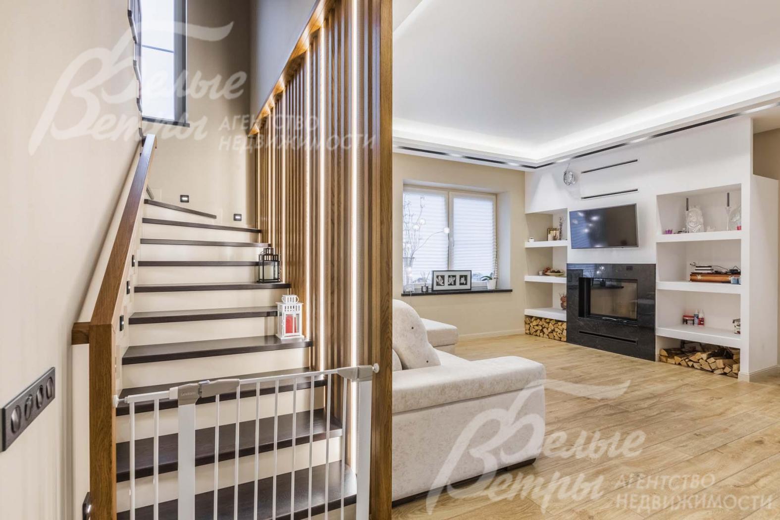 Ступени отделаны дубом, подступенки белые, декоративное реечное 3D ограждение из натурального дерева