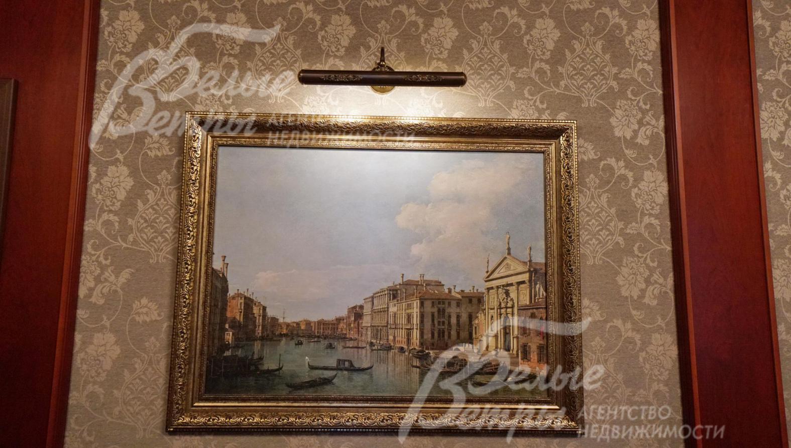 По первому этажу развешаны картины с венецианскими пезажами