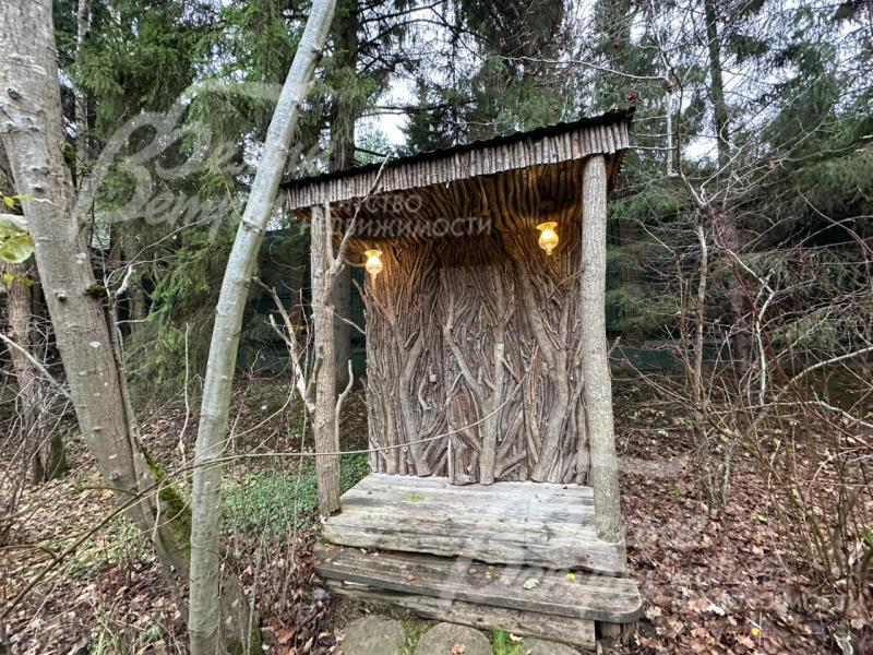 Уличный туалет комфортный внутри и декорированный под старину снаружи