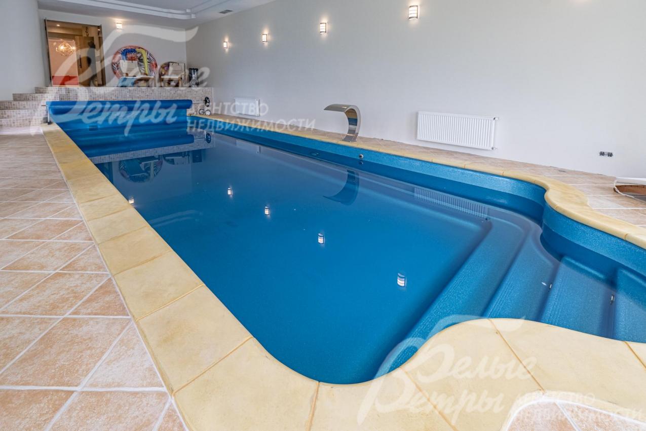 Бассейн размерами 10х3,5 м, глубина 1,7 м