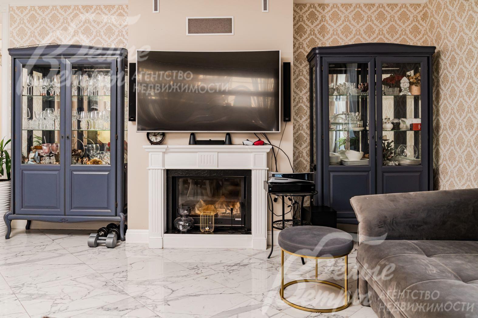 Дровяной камин в гостиной