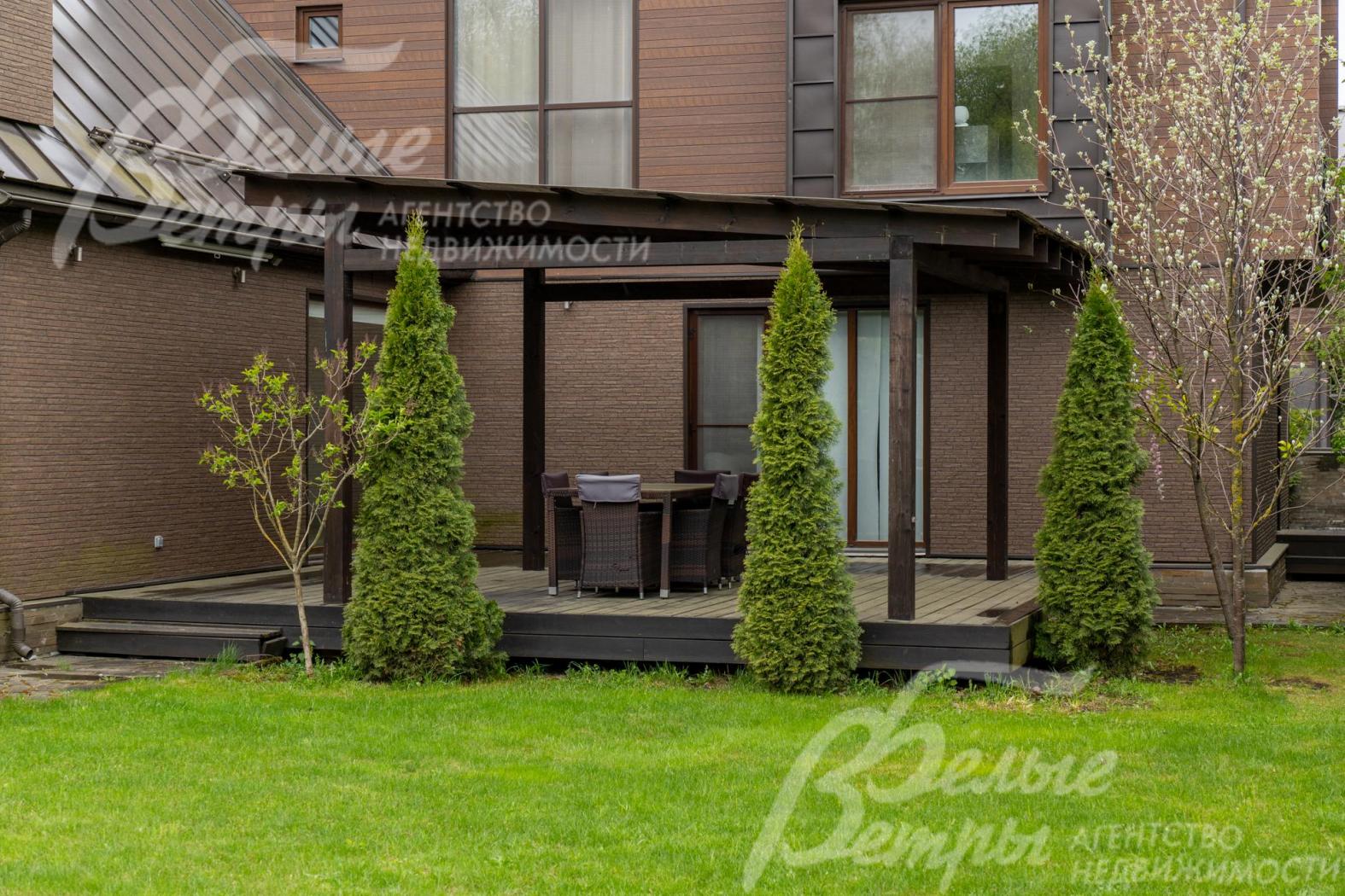 Уютная терраса с летней мебелью