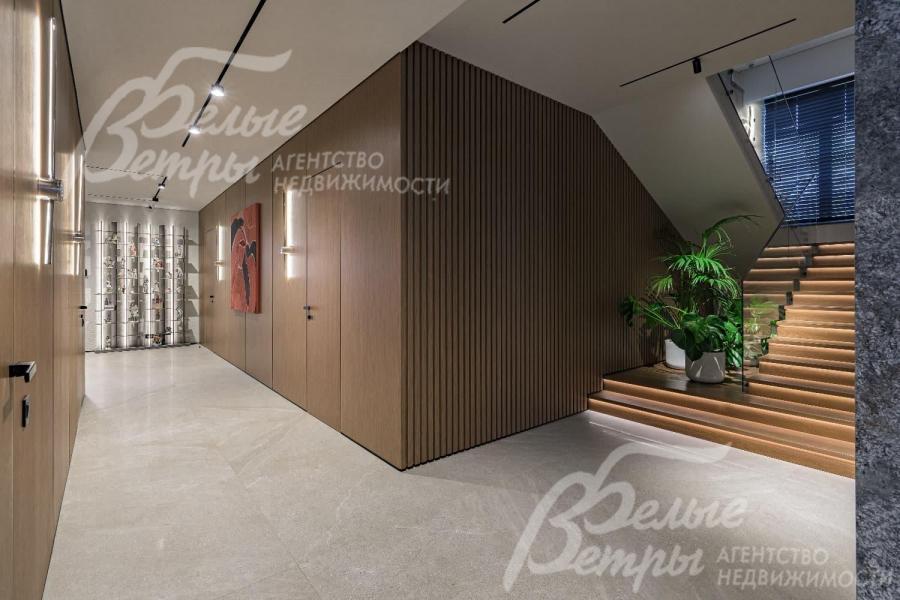 На полу керамогранит Arch-Skin