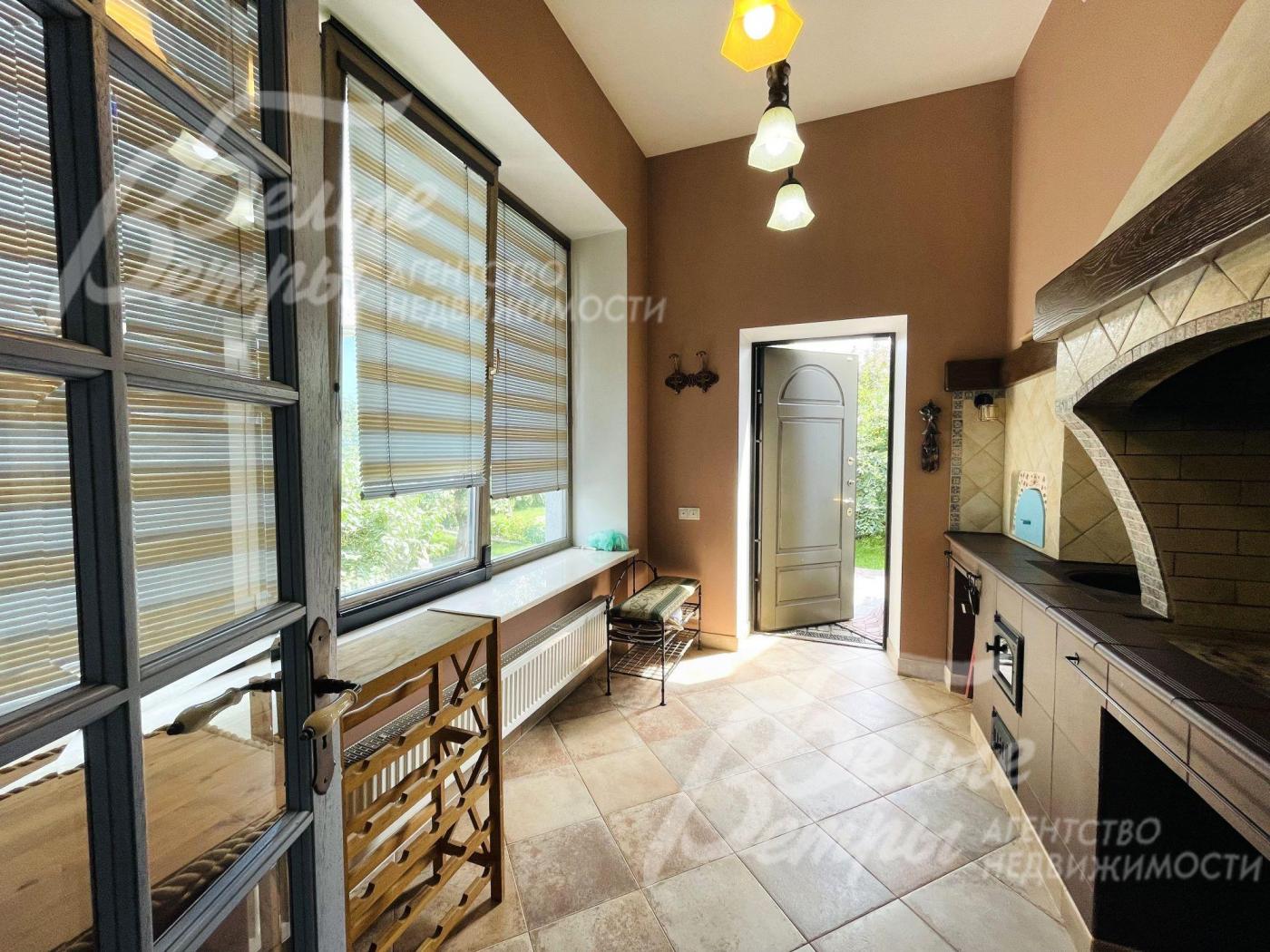 Закрытая веранда с зоной барбекю 