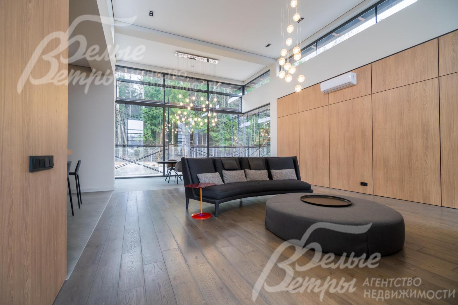 В доме много света за счёт большого остекления в пол