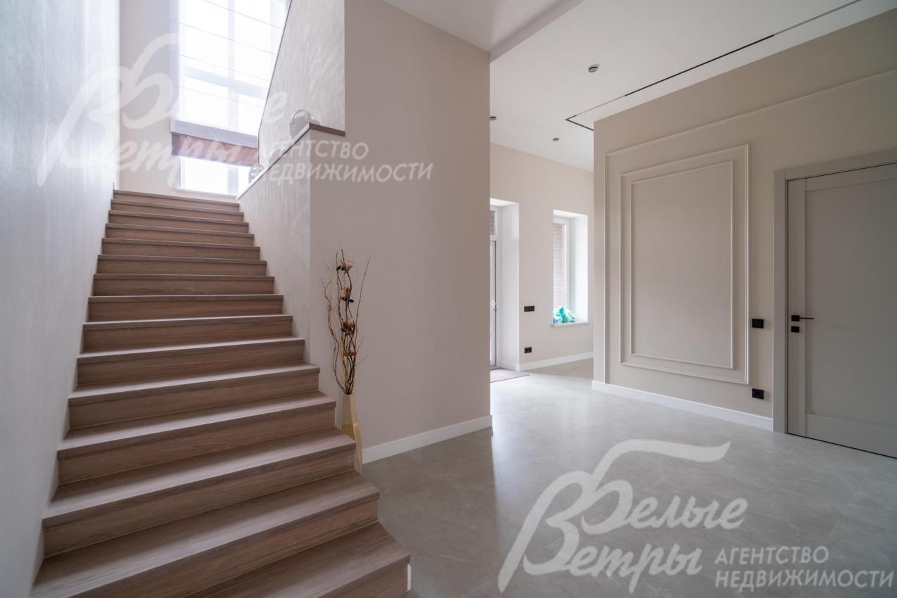 На второй этаж ведёт широкая лестница, ступени - испанский керамогранит