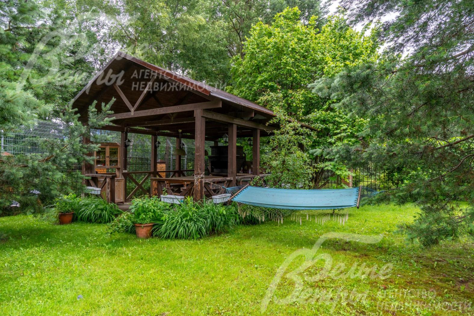 В беседку подведено освещение, вода и канализация