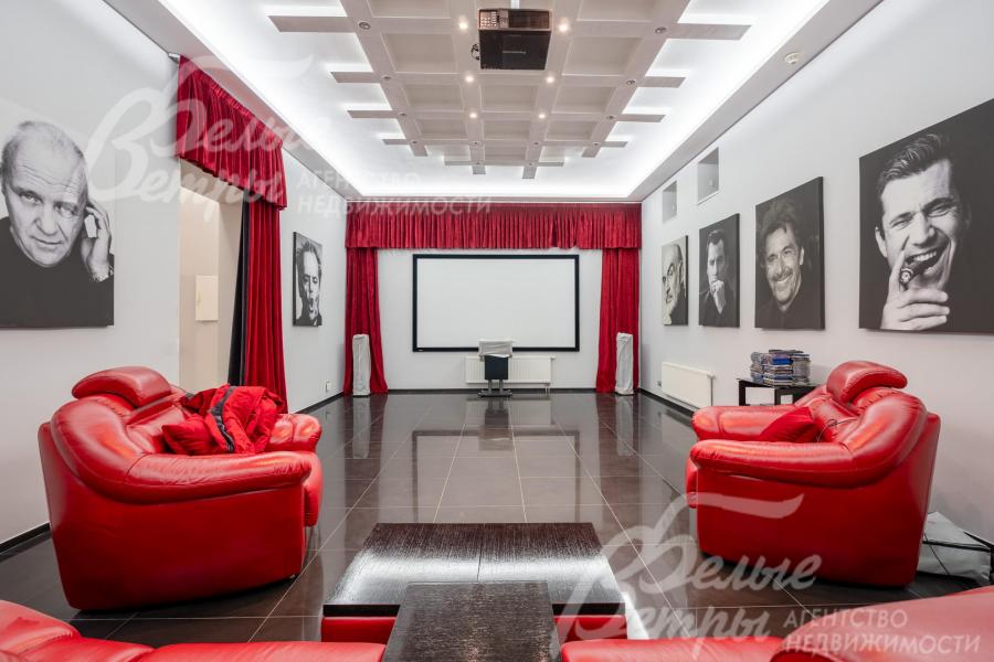Впечатляющий и стильный кинозал обрамлён красными шторами, которые создают атмосферу кинотеатра. Стены украшены крупными чёрно-белыми портретами известных актёров
