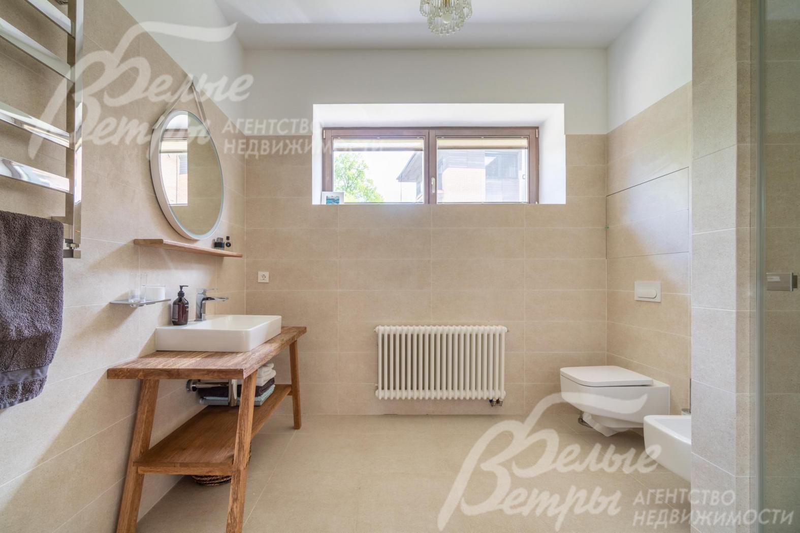 Просторный санузел на первом этаже с душевой, ванной, биде