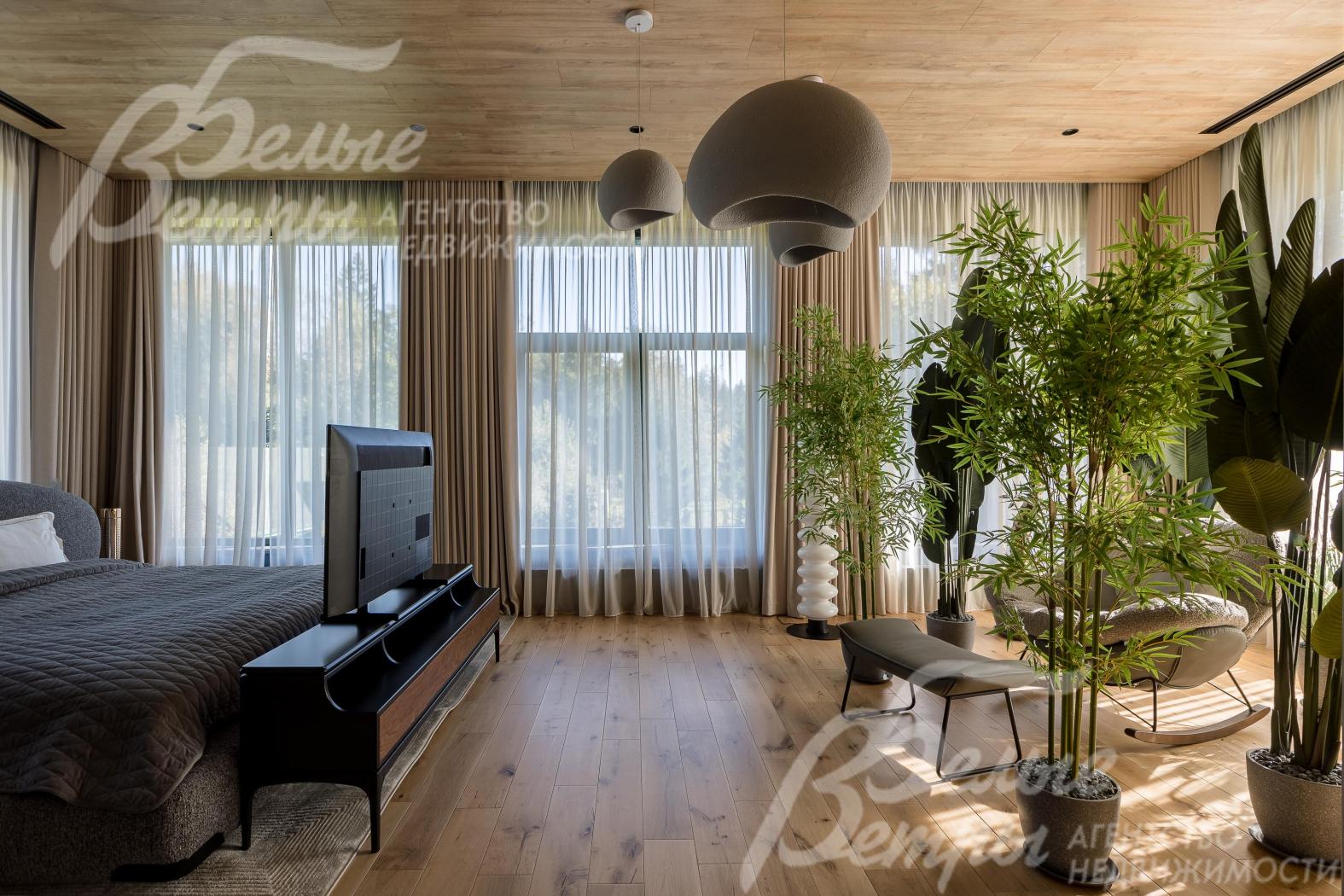 Мастер-спальня с большой площадью освещения, спальным гарнитуром с ТВ и зоной отдыха